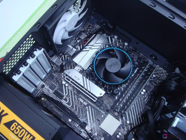 ASUS社製のB660ビジネス用マザーボードに12世代i7と16GBのDDR4を搭載。リテールファンで物足りなくなっても、大型のものに交換できるように十分なスペースがあります。