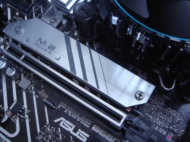 PCIe4.0対応のm.2 SSD(512GB)には、放熱対策用のアルミ製ヒートシンクを取り付けています。それにしてもアルミが分厚い!その横には、将来搭載する予定のGPU用のPCIeスロット。アルミでシールドされていて作りがしっかりしています。