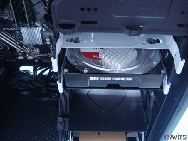 バックアップ専用のHDD。定番のWestern Digital社製RED Plusの2TB。5,400rpm、128MBキャッシュのCMRタイプですが、放熱用のアルミヒートシンクを何個か取り付けました。