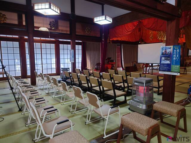 機材セッティングを終えた頃、まだお客様はひとりも来場していません。が、この後、こんなにある椅子でも不足してしまうほど満席に…。