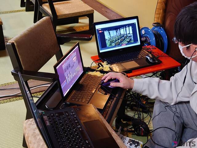 リハーサル中の機材運営スタッフの様子。マイクの音量を調整していることろですが、映っていない機材もたくさん。配信中はここに常時座ったまま、様々な調整や配信が正常に行われているか確認しています。