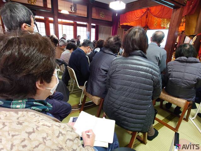 後ろの席からのお客様目線だとこんな感じ。カメラからはスクリーンがよく見えませんが、皆ご住職の話に耳を傾けます。なかにはメモを取る方、あらかじめ質問を用意している方もいらっしゃいました。