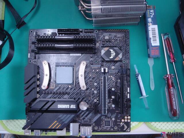 お客様自身で購入されたグリスを使って作業している様子です。マザーボードはASUS TUF GAMING B550M-PLUS。GAMINGとありますが、耐久性の観点から業務でも使用されています。