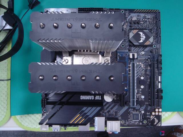 CPUファンのヒートシンクを取り付けた様子。分解前は2つの12cmファンがお互いの風を打ち消しあう向きに取り付けられていました。