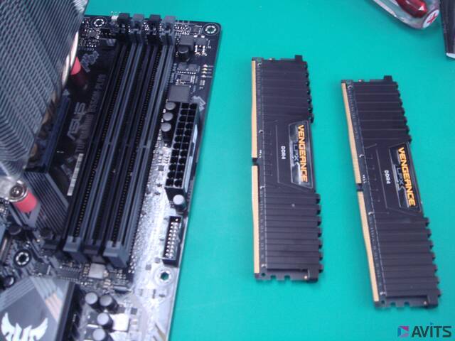 念のため、メモリーモジュール(Corsair DDR4 PC4-2133 16GBx2)も取り外します。案外力が必要なので、挿し方が甘いと接触不良による誤作動を引き起こします。