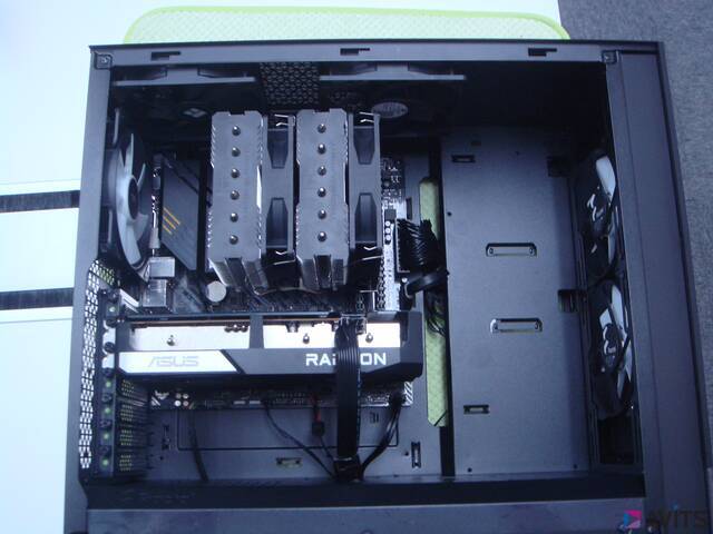 天板に旧PCから取り外したファンを2つ取り付けます(写真上)。