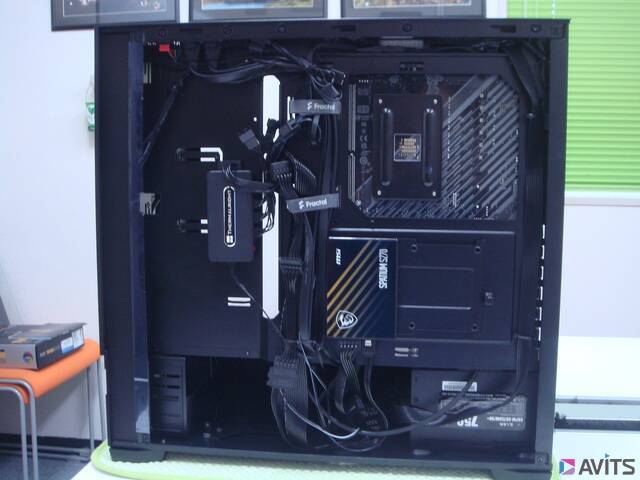 裏面にはDドライブとしての2.5インチSSDを旧PCから移植しました。