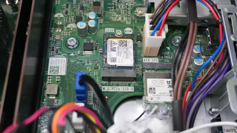 中央に見えるのがm.2 SSD 512B。温度が限界に達すると発熱を抑えて仕事をサボる仕組みによって、自滅故障を防止しています。