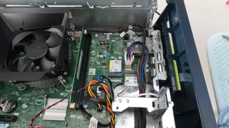 SSD/HDDマウンターを外した状態。DIMMメモリーが１枚刺さっているのが分かります。これを外して…。