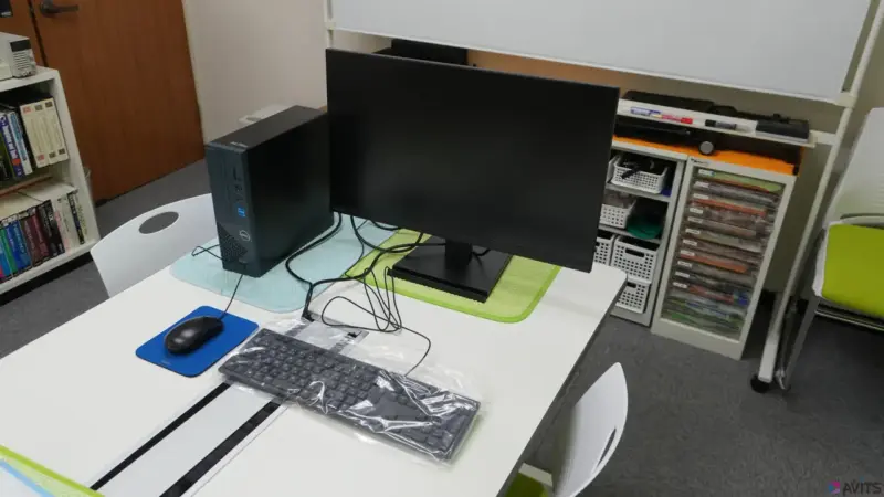 初期設定を済ませ、ひととおり納品の準備が整ったところ。27インチ型のモニターはやはり存在感も大きくて良いですよ！