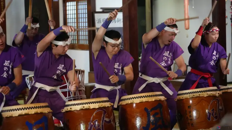 威勢の良い掛け声と、一糸乱れぬパフォーマンス!