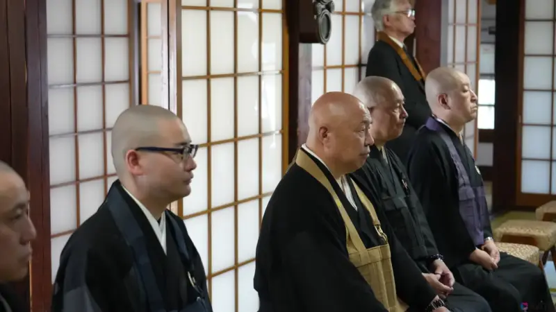 第二部の「観音大般若会供養」のために控えている僧侶の方々もご覧になっています。