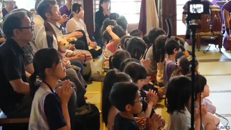 見学に訪れた園児たちも、手を合わせて見守っています。
