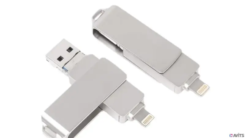 USB Type-AとType-Cの両端子を備えた自称(2TB)のUSBメモリー。金属の質感がちょっとした安心感をもたらすような雰囲気がしますが…。