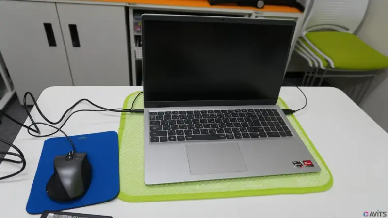 DELL製のノートPC。Windows11、メモリーは16GB、SSDはm.2 NVMe 512GBと大容量ですが、10年間分のデータは収まりません。