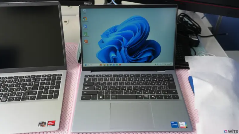 コンパクトでも液晶は大きく見やすいフルHDです
