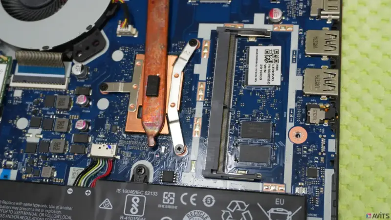 メモリスロットには既存の４GBが１枚あります。