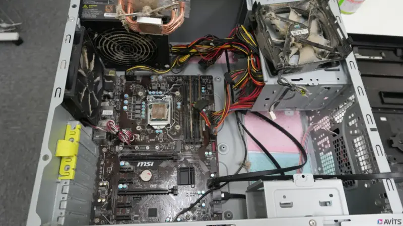 旧PC内部は、使用年数もあってかなりのほこりです