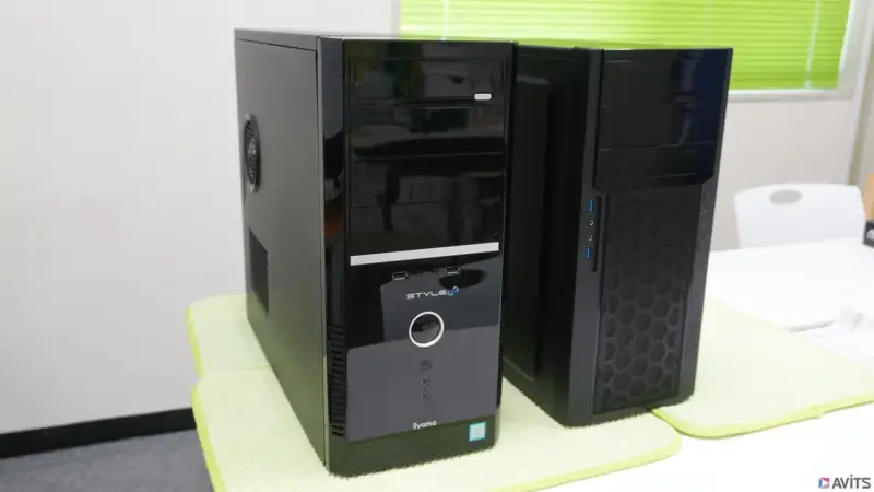 左が旧PC,右が新PCのケース表面です