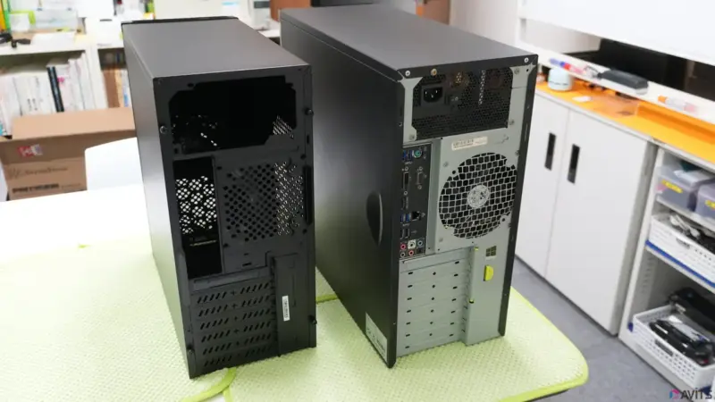 右が旧PC,左が新PCのケース裏面です