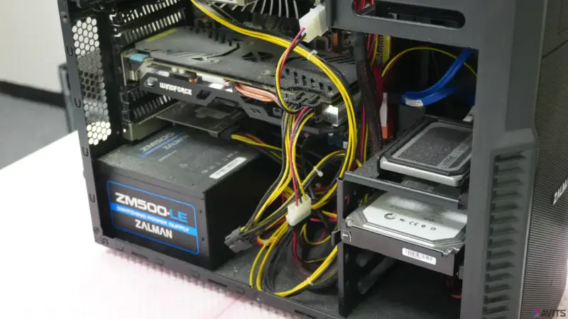 電源、SSD、HDDなども確認します