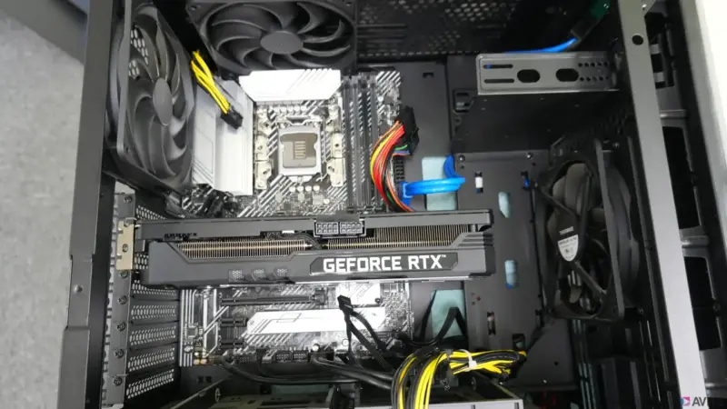 こちらが故障のマザーボード。まだ使える部品を調べます。