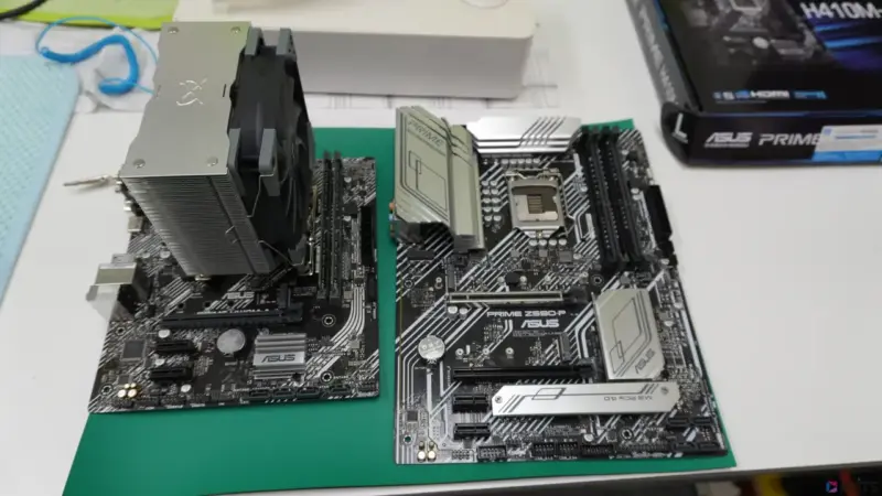 右の故障マザーボードから左のマザーボードへ部品を移植。