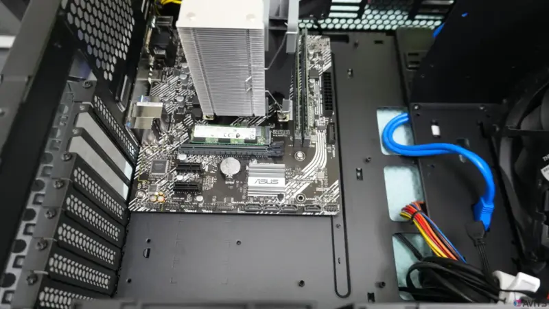 配線もキレイに仕上げていきます。