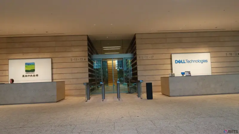 エントランスの受付。この先には許可証がないと通行できません。あ、余談ですが隣には…。