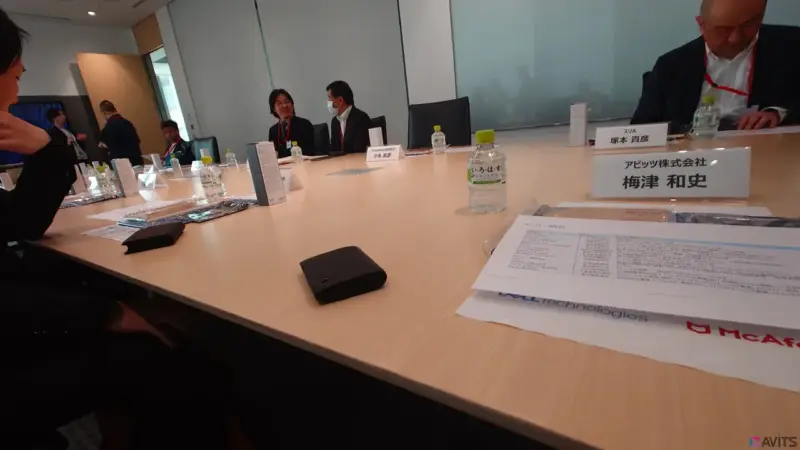 会議室。ここで意見交換会が行われました。向かって右側には大きなスクリーンがあります。私はその一番前の上座に案内されました。