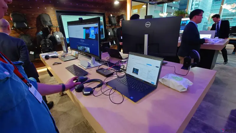 代表的な機種がずらりと並び、実際にその質感に触れることもできます。