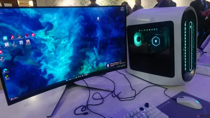 視界を包み込む曲面ディスプレイ。その精細さと美しさは息を呑むほどです。