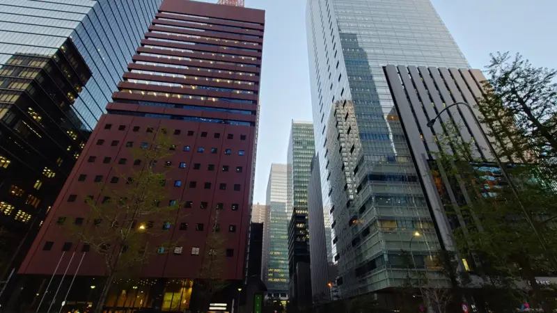 Otemachi Oneに背を向けるとこんな感じの風景です。周囲にはスーツ姿の企業戦士しか見当たりませんでした。