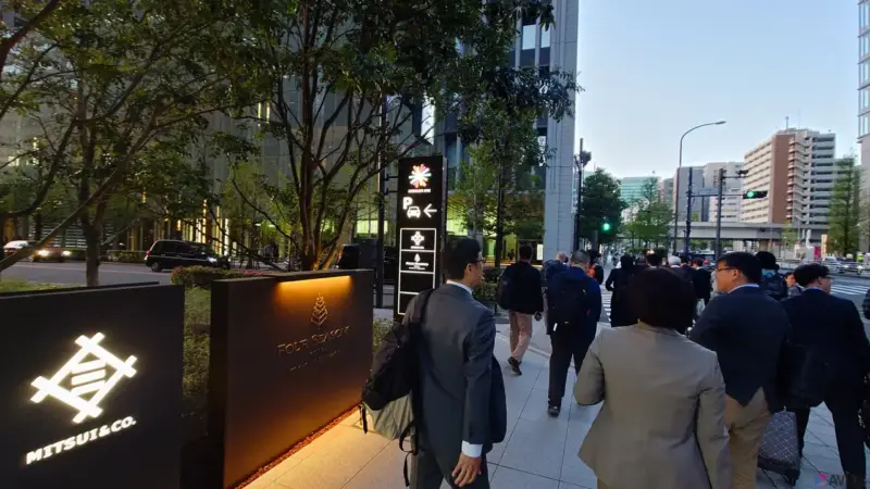 Otemachi Oneを出て懇親会の会場に向かう途中。薄暗いトワイライトタイムの大手町の街並みが広がっています。