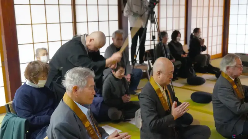 住職が手を合わせている方々に警策をしていきます。