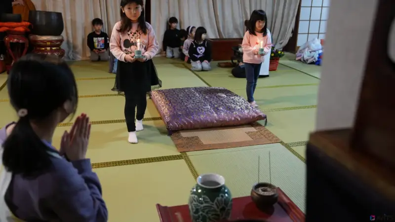 緊張しても丁寧にろうそくを運びます。