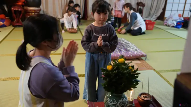 【良茂山持地院】12月8日開催の坐禅会&成道会供養レポート。警策体験、永平寺のDVD上映、園児による献花の様子をご紹介。静寂な坐禅と厳かな供養で心を清めた一日。