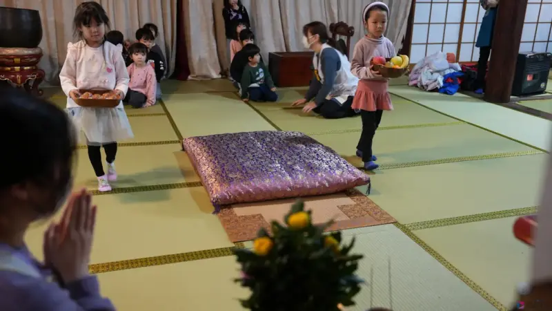 お供えした後は一礼して手を合わせます。