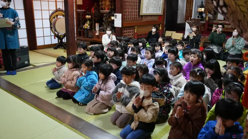 お話の間も、待っている間も手を合わせて静かにしています。