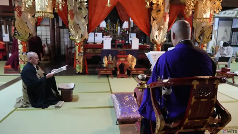 三人の僧侶が丁寧に供養、祈祷します。