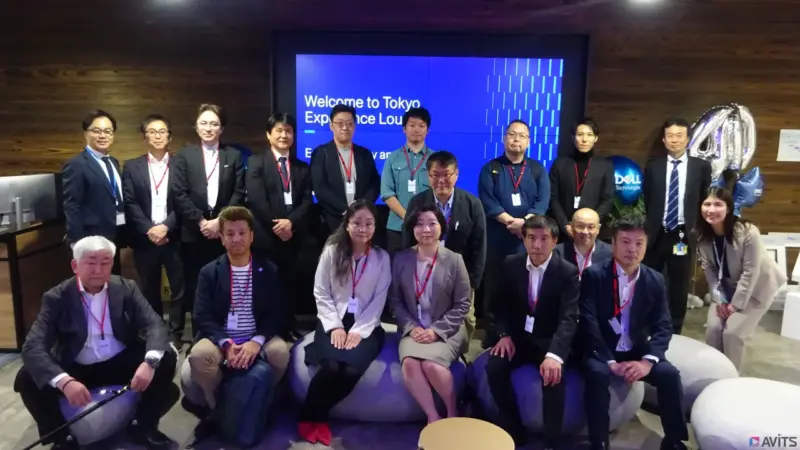 後列左から1人目がプロジェクトリーダー、右から1・2人目が熱心にサポートしてくださったプロジェクトスタッフの方々です。 赤いネックストラップを着用しているのが、全国から集まったITエキスパートプログラムのメンバー。私、梅津は後列左から3人目に並ばせていただきました。