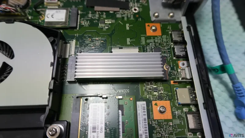 SSDの放熱用にヒートスプレッダーを取り付けておきます。