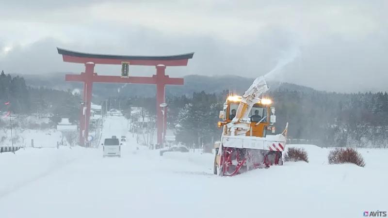 羽黒山大鳥居がある県道47号線のあたりで除雪車がお出迎え。
