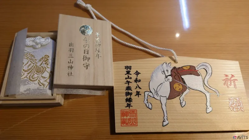 「午の日御守(写真左)」は午の日のみ頒布されています。