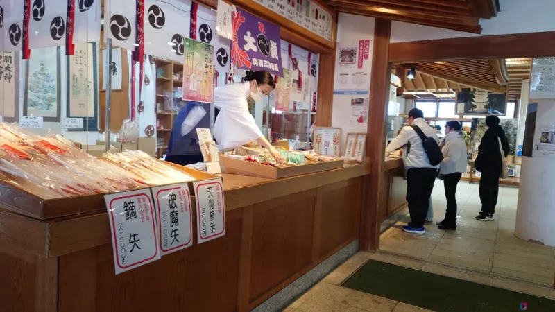 参集殿内の羽黒山頂授与所。祈祷の申し込みもここでできます。