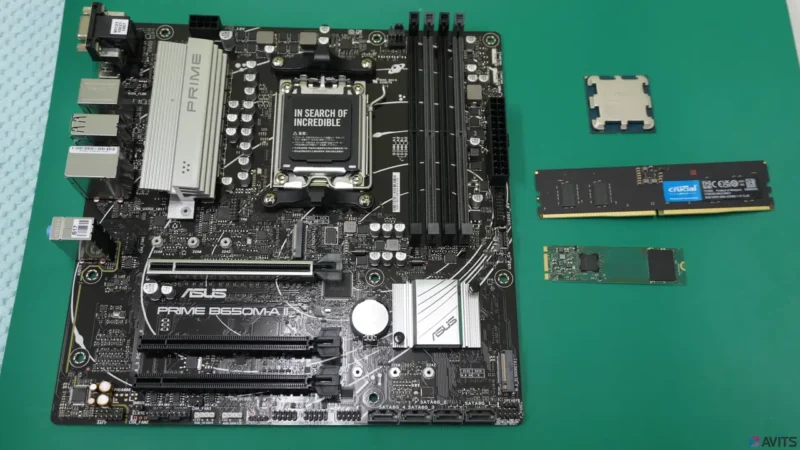 右上のCPU、DDR5メモリー、M.2 SSDを交換します