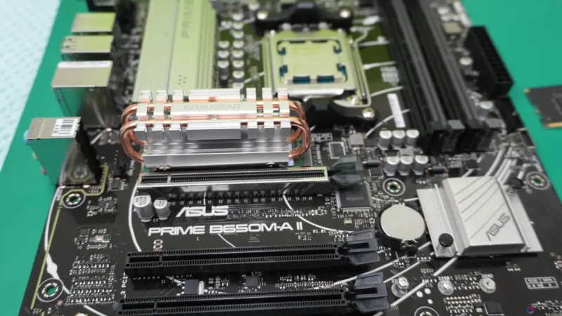 M.2 SSDは銅パイプ付きのアルミヒートシンクで放熱します