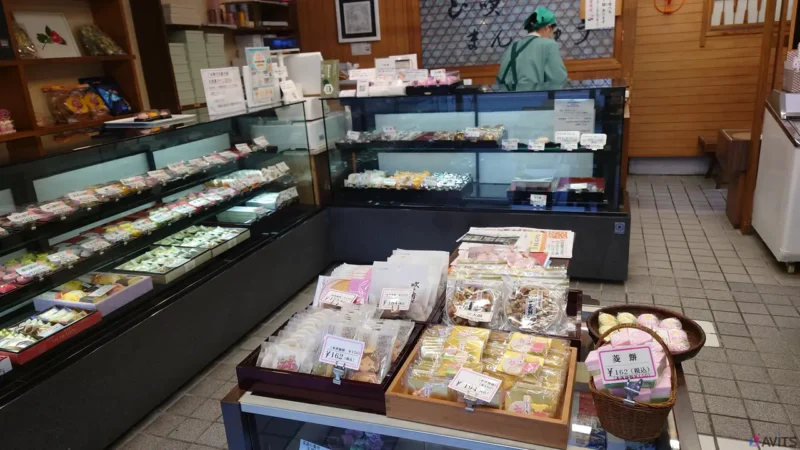 店内の様子。豊富なお菓子に眺めるのも楽しくなります。