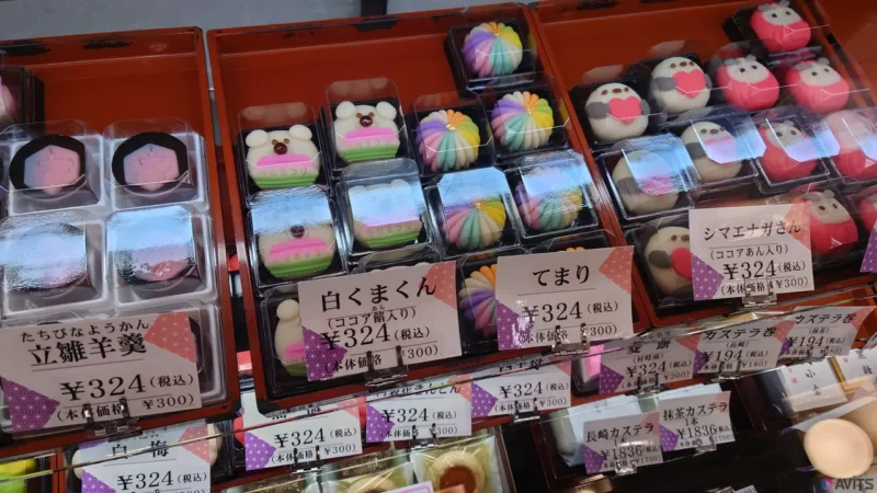 色とりどりのかわいいお菓子が並びます。　　　　※写真の価格は2026年2月23日現在のものです。