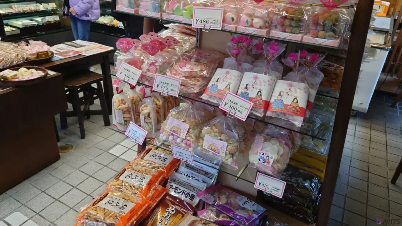 あめや焼き菓子も並んでいます。